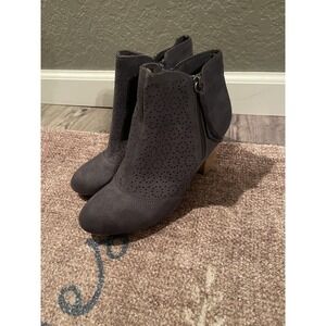 Report Merle Faux Suede Perforated Stacked Heel Ankle Booties Navy 8 NWT